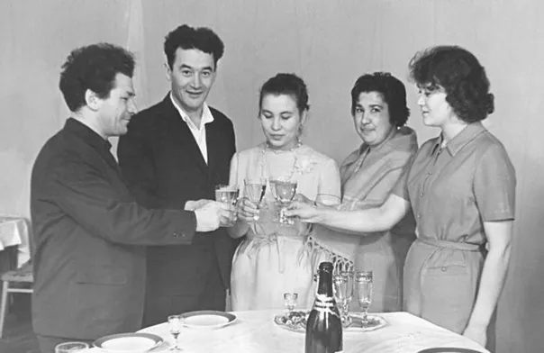 1966 йыл. Рәми Ғарипов Мәрйәм һәм Диҡҡәт Бураҡаевтарҙың никах туйында.