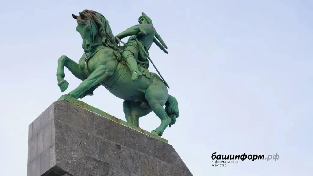 Өфөлә Салауат Юлаев һәйкәле тураһында китап донъя күрҙе